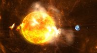 Bei einem Sonnensturm stößt die Sonne große Mengen an Elektronen und Protonen aus, in der Folge fliegt eine Wolke kosmischer Strahlung auf die Erde zu und erreicht sie in wenigen Tagen.