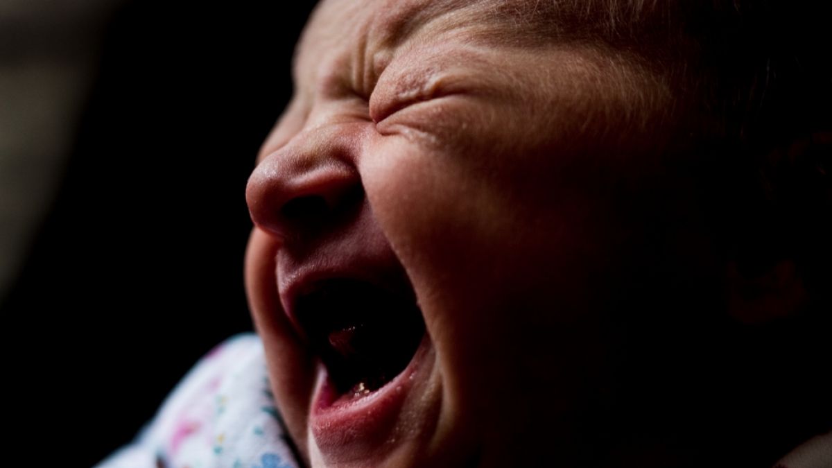 Ein schreiendes Baby wurde in Grimsby in einer Mülltone entdeckt. (Symbolfoto) (Foto)