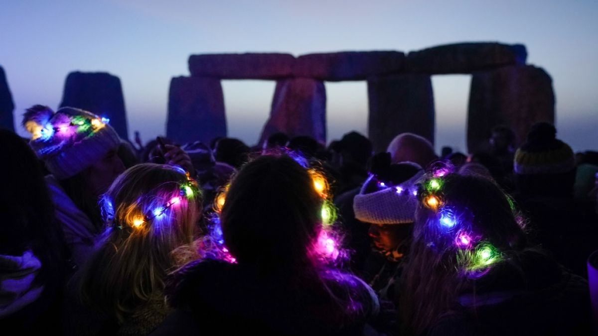 Unzählige Schaulustige versammelten sich in Stonehenge, um die Sommersonnenwende 2022 hautnah mitzuerleben. (Foto)