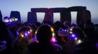 Unzählige Schaulustige versammelten sich in Stonehenge, um die Sommersonnenwende 2022 hautnah mitzuerleben.