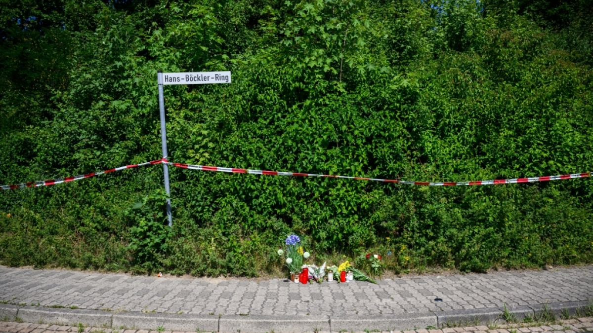 Die Polizei sperrte den Leichenfundort am Hans-Böckler-Ring in Salzgitter-Fredenberg weiträumig ab. (Foto)