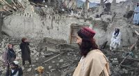 Afghanen betrachten die Zerstörung in der Provinz Paktika.