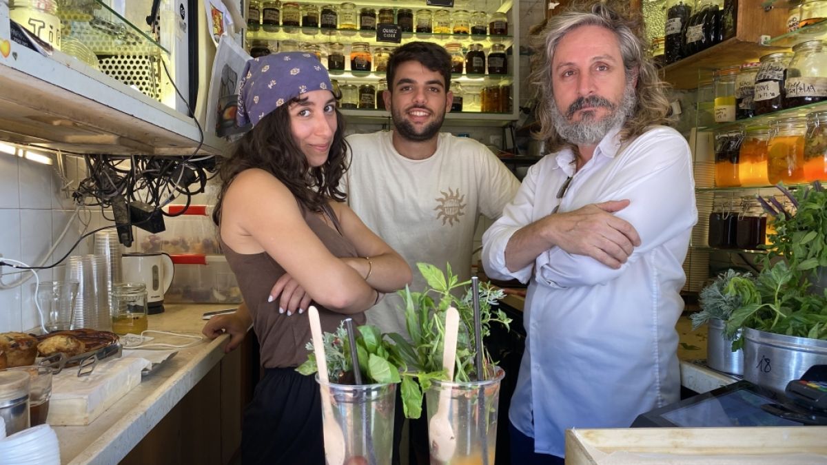 Der Israeli Benny Briga (r) in seinem Kiosk, mit seinen Mitarbeitern Eden (l) und Omri, hat den Drink Gazoz in seinem Kiosk auf dem Levinsky-Markt zubereitet. Israelis trinken besonders im heißen Sommer gerne das süßliche Sprudelgetränk. (Foto)