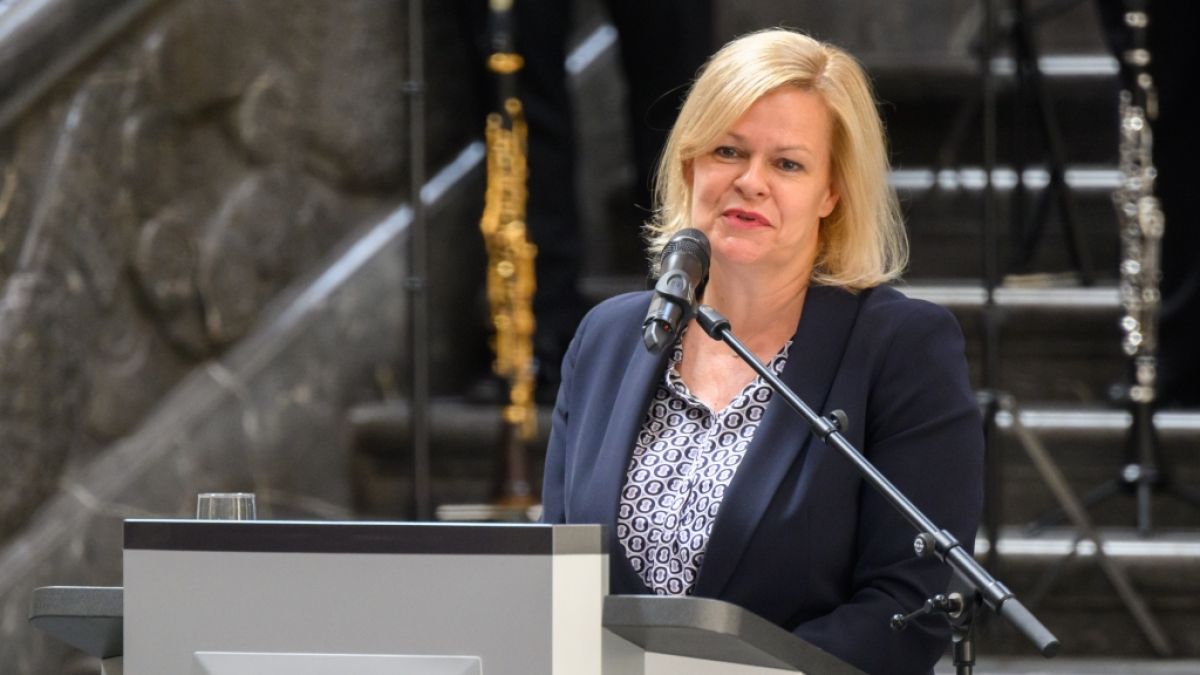 Bundesinnenministerin Nancy Faeser wurde wegen eines neuen Einwanderungsgesetzes von der Union kritisiert. Jetzt wehrt sich die SPD gegen den "Multi-Kulti-Politik"-Vorwurf. (Foto)