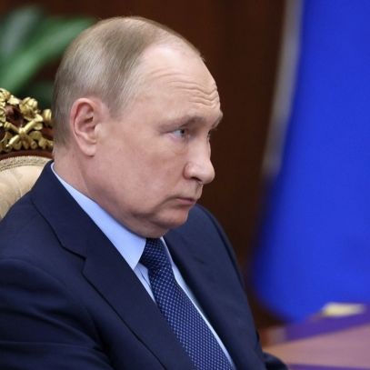 Putin-Vertraute wollen Kreml-Boss stürzen - Ziege sprengt 40 Soldaten in die Luft