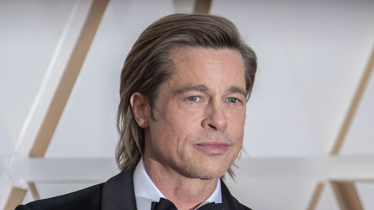 US-Schauspieler Brad Pitt spricht im Magazin "GQ" jetzt über ein mögliches Karriereende - die Fans sind allerdings von seinem skurrilen Titelbild abgelenkt. (Foto)