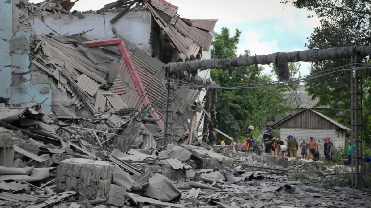 Rettungskräfte und Anwohner holen nach einem russischen Luftangriff auf Lyssytschansk eine Leiche aus den Trümmern eines Gebäudes. (Foto)
