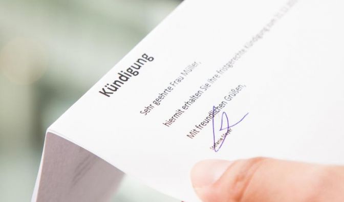 Arbeitnehmer können gegen eine betriebsbedingte Kündigung eine Kündigungsschutzklage einreichen. Foto: Christin Klose/dpa-tmn Arbeitnehmer können gegen eine betriebsbedingte Kündigung eine Kündigungsschutzklage einreichen. Foto: Christin Klose/dpa-tmn