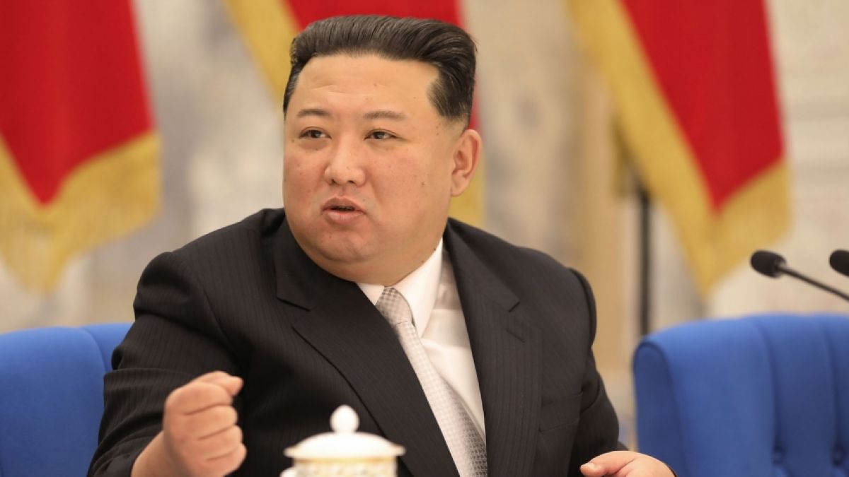 Kim Jong-un sieht die Schuld für einen Corona-Ausbruch im Ausland. (Foto)
