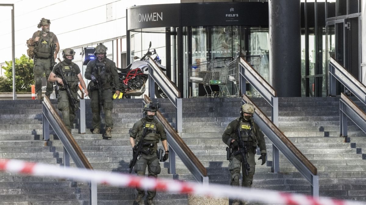 Die Polizei hat den Tatort rund um das Einkaufszentrum in Kopenhagen abgesperrt. (Foto)