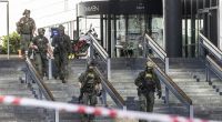 Die Polizei hat den Tatort rund um das Einkaufszentrum in Kopenhagen abgesperrt.