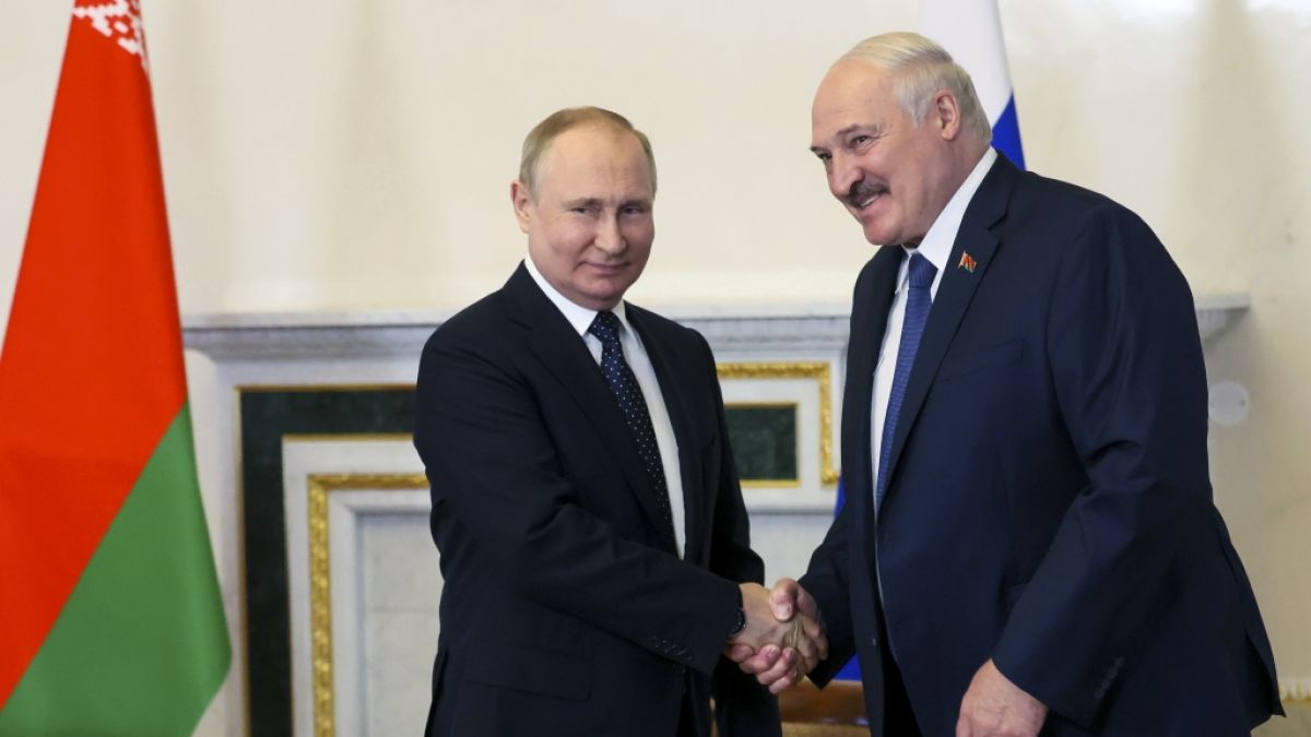 Machen Wladimir Putin (l.) und Belarus-Diktator Alexander Lukaschenko im Ukraine-Krieg gemeinsame Sache? (Foto)