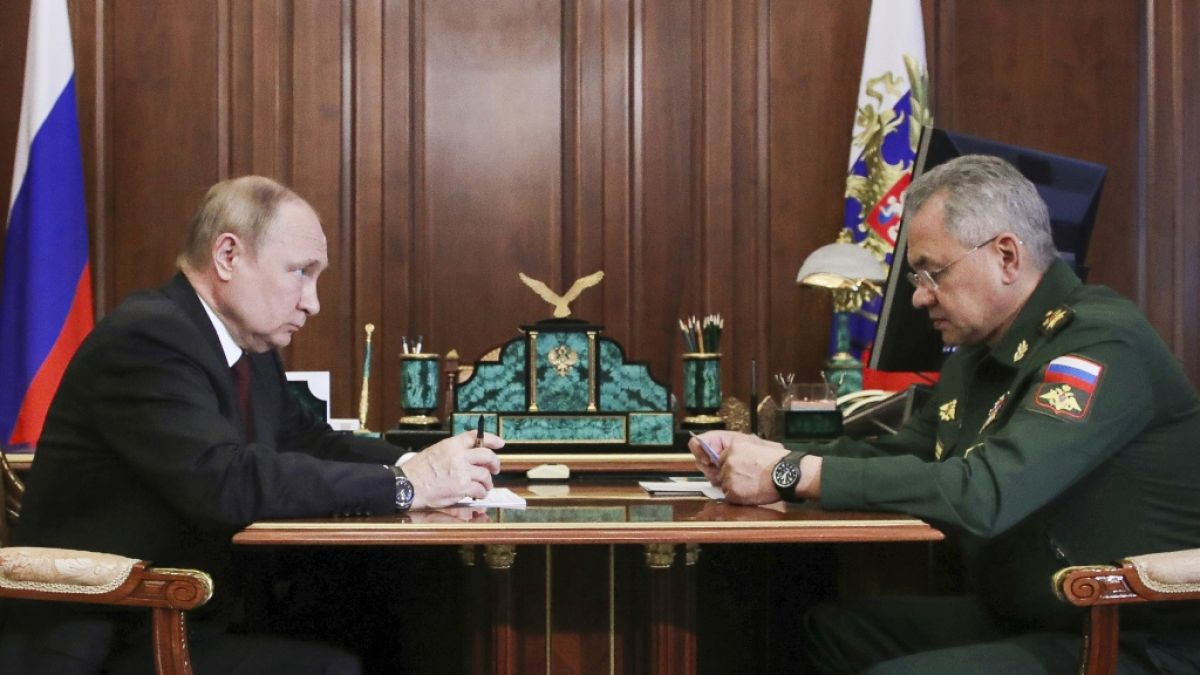 Wladimir Putin bei einem Treffen mit dem russischen Verteidigungsminister Sergej Schoigu. (Foto)