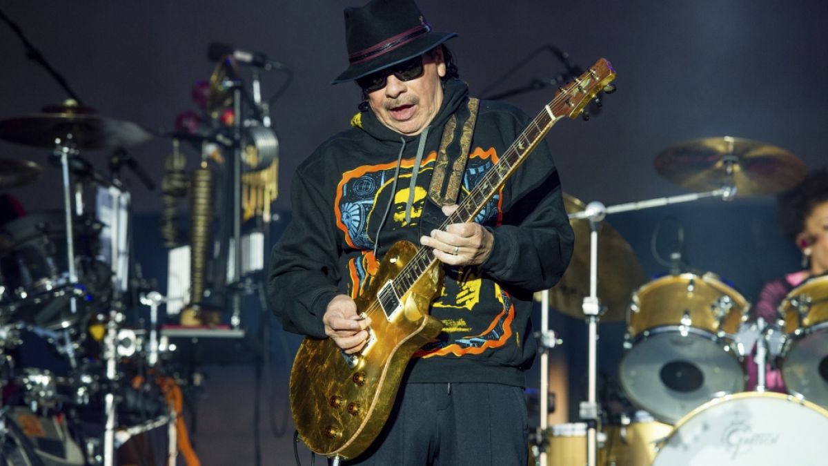 Gitarren-Legende Carlos Santana bracht mitten auf der Bühne zusammen. (Foto)