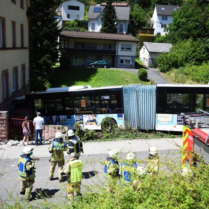 Bus kracht in Wohnhaus - mehrere Menschen verletzt
