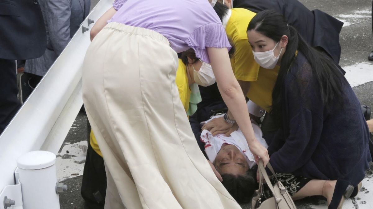 Japans ehemaliger Premierminister Shinzo Abe liegt am Boden und wird nach einem Attentat medizinisch versorgt. (Foto)