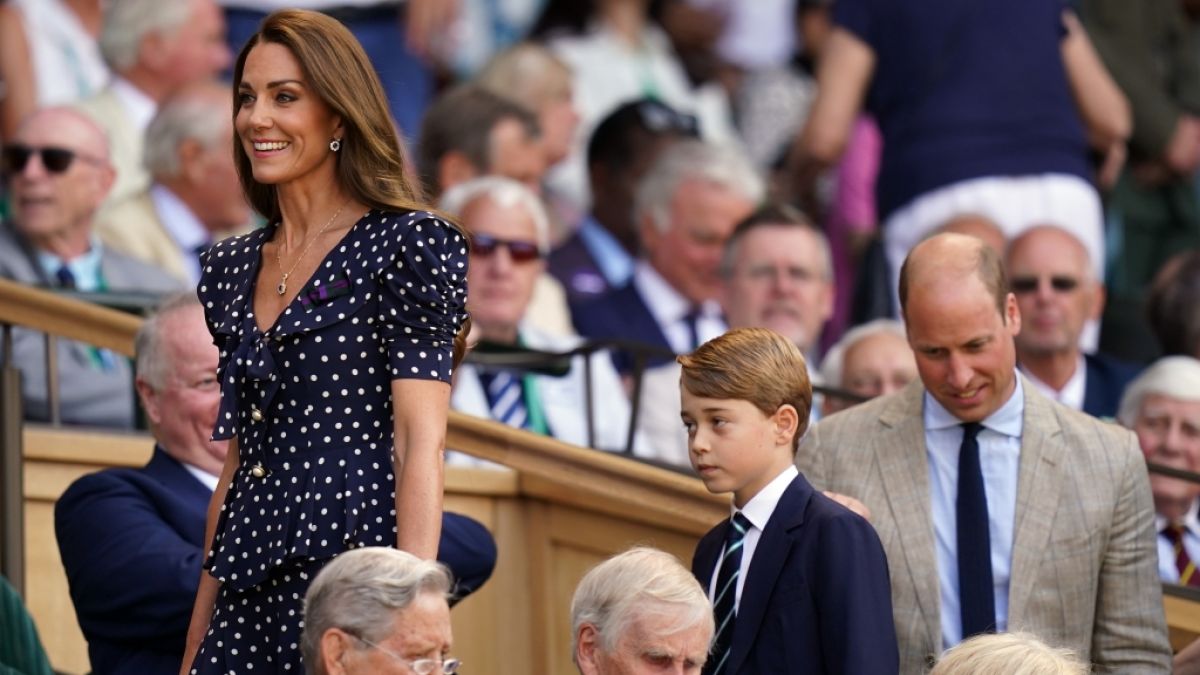 Herzogin Kate und Prinz William steckten Prinz George fürs Wimbledon-Finale 2022 in einen Anzug. (Foto)