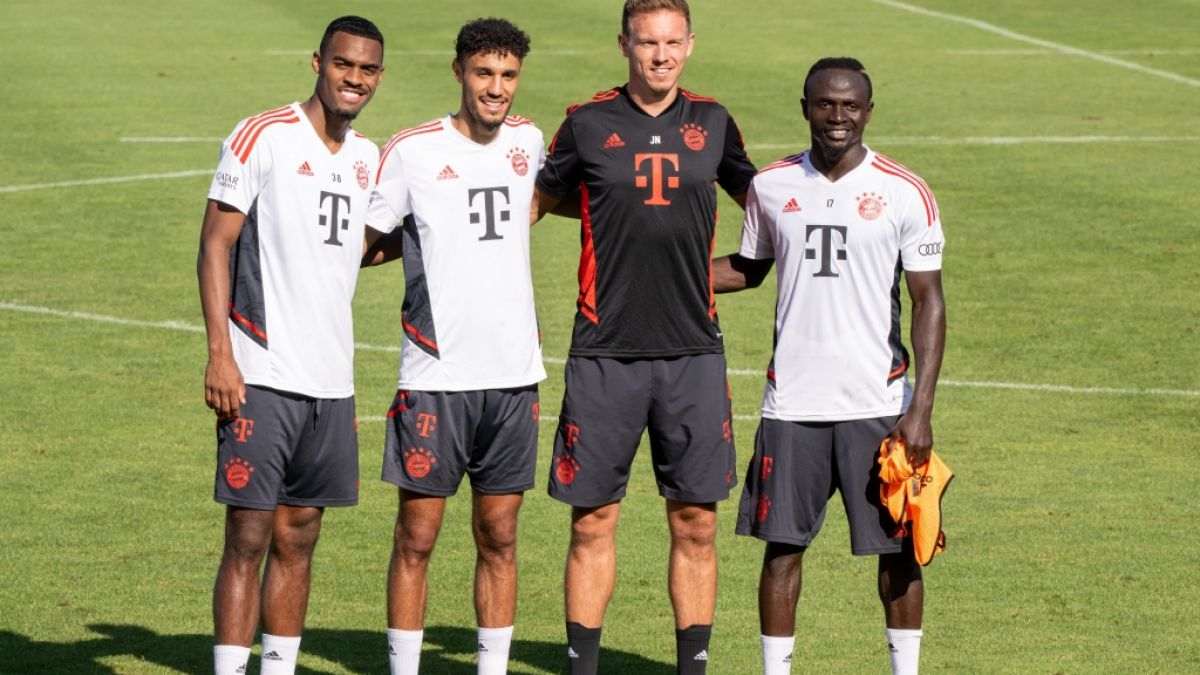 Bayern-Trainer Julian Nagelsmann (2.v.r.) präsentiert die Neuzugänge Ryan Gravenberch (l.), Noussair Mazraoui (v.l.) und Sadio Mané (r.). (Foto)