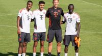 Bayern-Trainer Julian Nagelsmann (2.v.r.) präsentiert die Neuzugänge Ryan Gravenberch (l.), Noussair Mazraoui (v.l.) und Sadio Mané (r.).