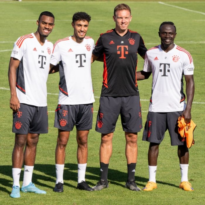 Bayern-Trainer Julian Nagelsmann (2.v.r.) präsentiert die Neuzugänge Ryan Gravenberch (l.), Noussair Mazraoui (v.l.) und Sadio Mané (r.).