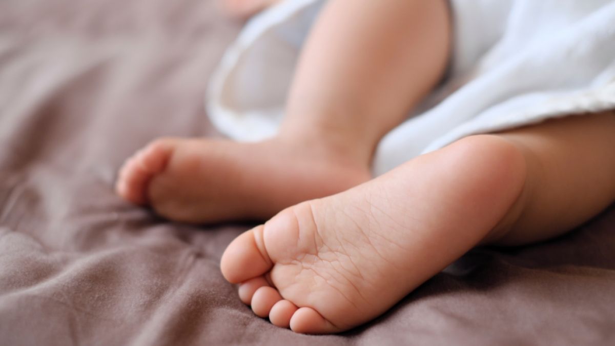 In der Schweiz soll eine Mutter ihr 5 Monate altes Baby im Bett erstickt haben. (Symbolfoto) (Foto)