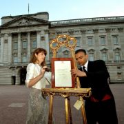 Wenn im britischen Königshaus Nachwuchs geboren wird, erfährt die Welt die Ankunft stilecht per goldgerahmter Bekanntmachung vor dem Palast.