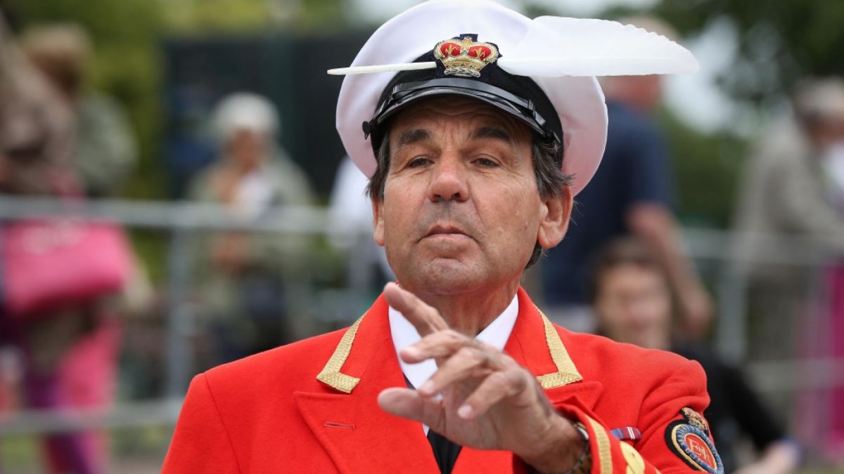 David Barber ist der Herr der königlichen Schwäne: Als offizieller Schwan-Zähler im Dienste von Queen Elizabeth II. ist er für das jährlich stattfindende "Swan Upping" verantwortlich. David Barber ist der Herr der königlichen Schwäne: Als offizieller Schwan-Zähler im Dienste von Queen Elizabeth II. ist er für das jährlich stattfindende "Swan Upping" verantwortlich. (Foto)