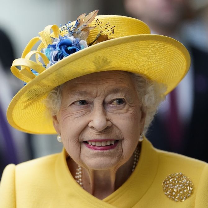 Da grinst selbst die Königin amüsiert: So manche Tradition im britischen Königshaus ist an Skurrilität kaum zu überbieten.