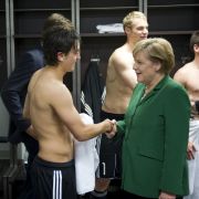 Dieser Handshake zwischen Mesut Özil und Angela Merkel sorgte für Furore.