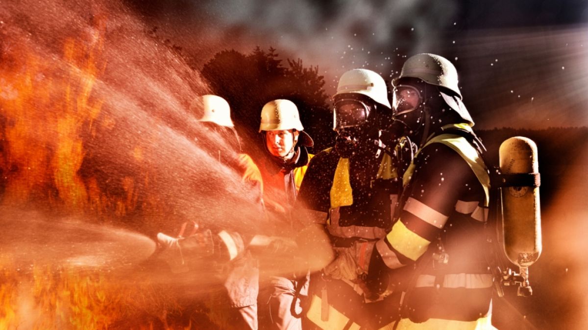 Ein Großbrand in Mainz-Mombach hat am 14.07.2022 einen Einsatz von Polizei und Feuerwehr ausgelöst. (Foto)