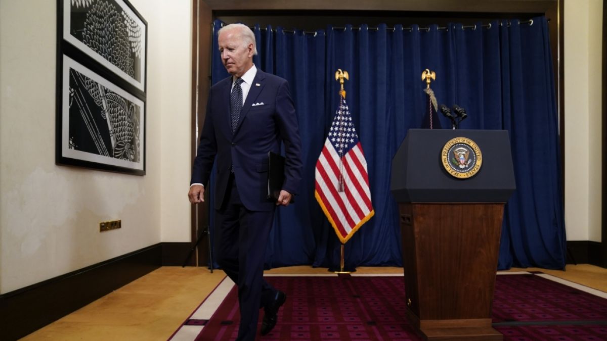 US-Präsident Joe Biden verlässt eine Pressekonferenz in Saudi-Arabien. Nicht alle Fragen gefielen ihm. (Foto)