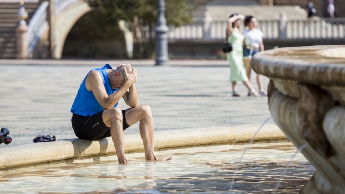 Ein Mann kühlt sich im zentralen Brunnen auf der Plaza de España in Sevilla ab. Spanien leidet aktuell unter einer extremen Hitzewelle. (Foto)