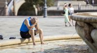 Ein Mann kühlt sich im zentralen Brunnen auf der Plaza de España in Sevilla ab. Spanien leidet aktuell unter einer extremen Hitzewelle.