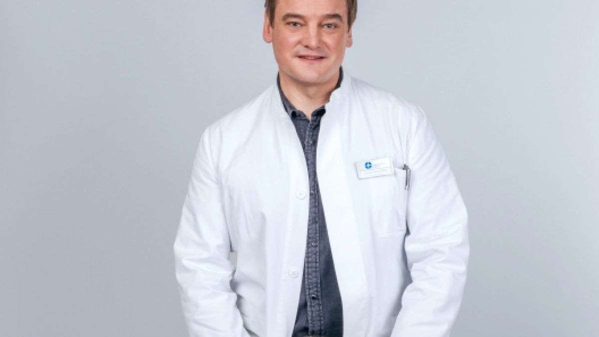 Christian Beermann spielt Dr. Marc Lindner in der Arztserie "In aller Freundschaft - Die jungen Ärzte". (Foto)