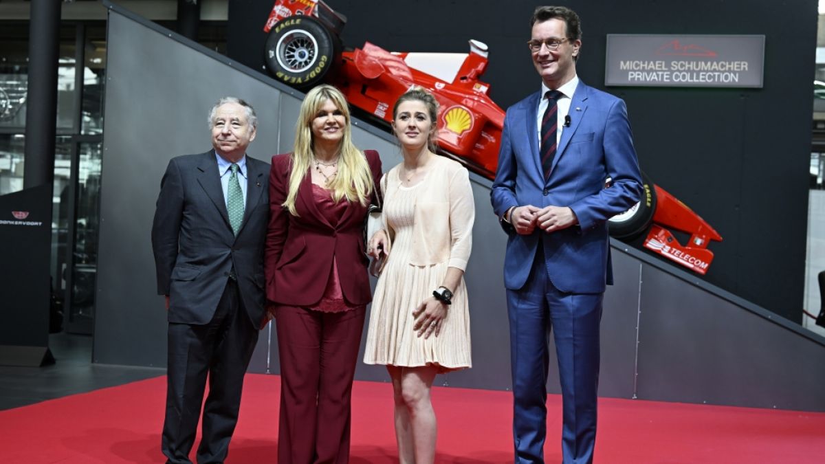 Ferrari-Teamchef Jean Todt, Corinna Schumacher und Tochter Gina sowie NRW-Ministerpräsident Hendrik Wüst (v.l.) bei der Preisverleihung. (Foto)