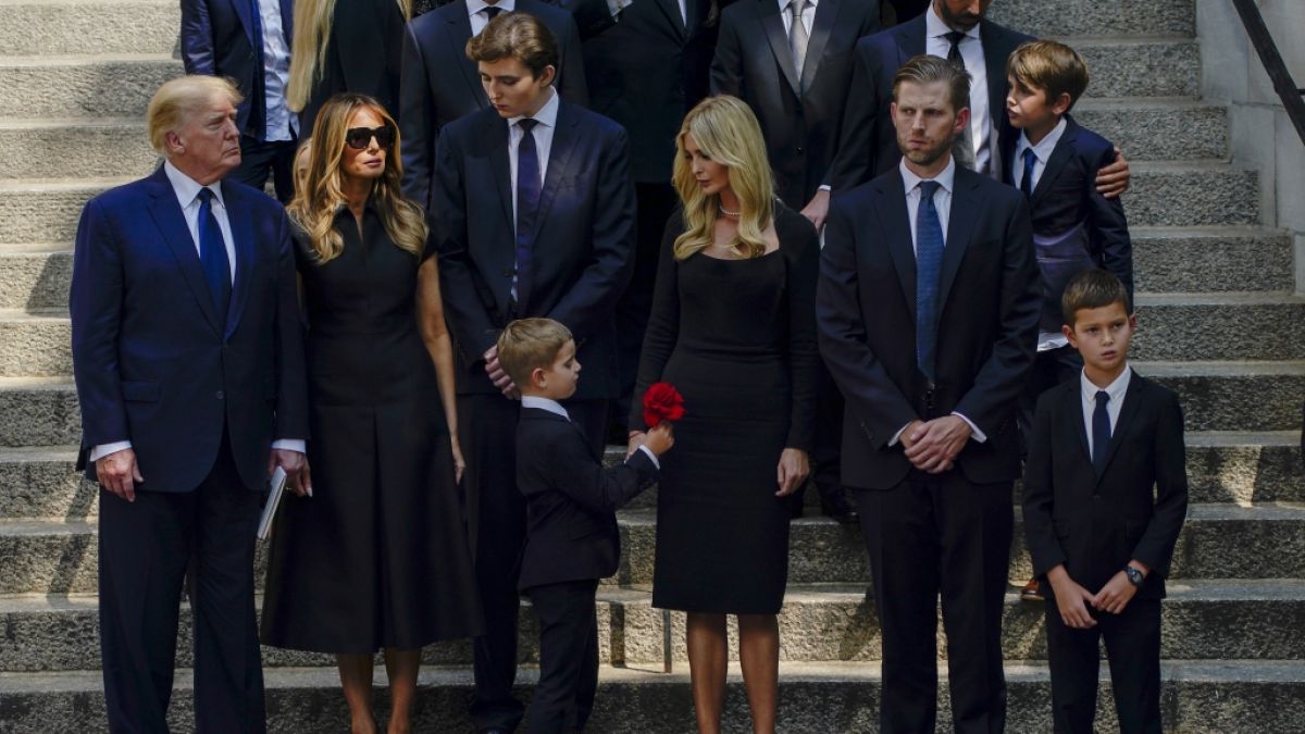 Donald Trump (l.) und seine Familie haben in New York Abschied von Ivana Trump genommen. (Foto)