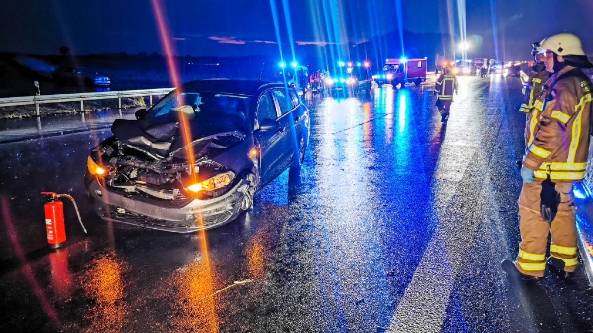 Als er nach einem Aquaplaning-Unfall ein Warndreieck aufstellen wollte, wurde ein 58-Jähriger auf der A6 Richtung Nürnberg von einem Auto erfasst - der Mercedes-Fahrer überlebte die Kollision nicht. (Foto)