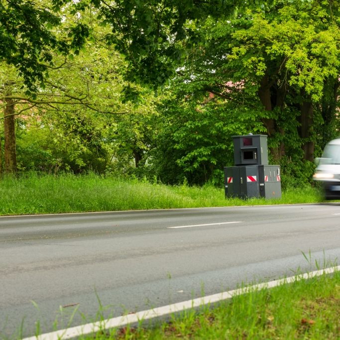 Autofahrer sollten ihren Tacho im Auge behalten: Vorallem mobile Geschwindigkeitskontrollen können an jeder Straßenecke lauern.