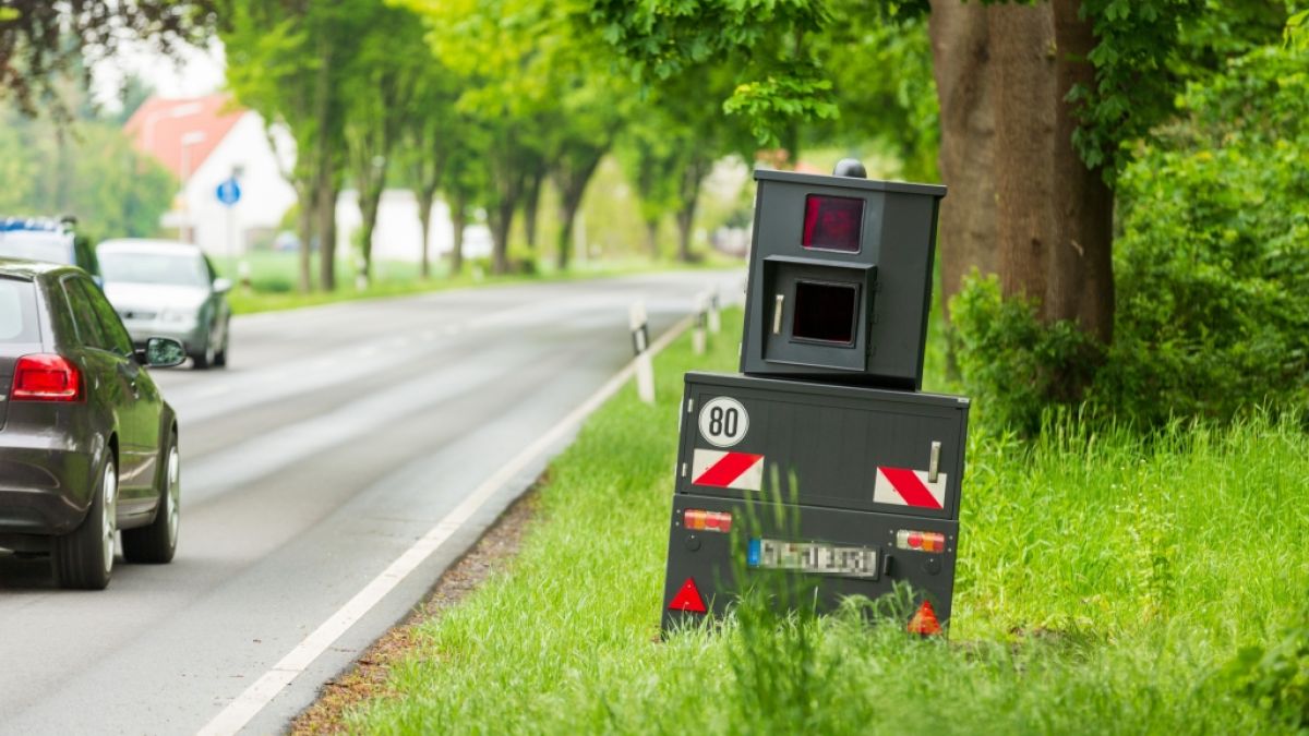 Eine Variante von mobilen oder teilstationären Blitzgeräten ist dieser gut gesicherte sogenannte Panzerblitzer. (Symbolbild) (Foto)
