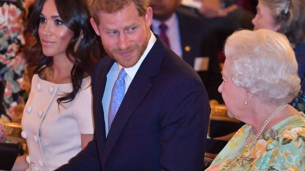 Ein Bild aus glücklicheren Tagen: Im Sommer 2018 herrschte bei Meghan Markle, Prinz Harry und Queen Elizabeth II. noch eitel Sonnenschein. (Foto)