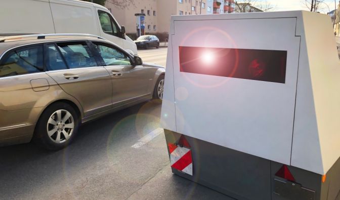 Blitzer-Anhänger dieser Art, dem sogenannten Enforcement Trailer, funktionieren mit Laser- bzw. Lidartechnologie. Man bemerkt einen Blitzer am kurz aufleuchtenden roten Licht. (Symbolbild)