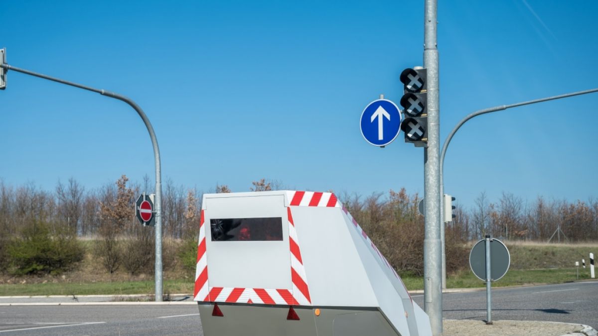 Autofahrer sollten ihren Tacho im Auge behalten: Vorallem mobile Geschwindigkeitskontrollen können an jeder Straßenecke lauern. (Foto)
