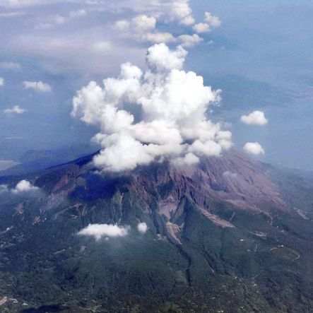 Mega-Eruption! Sakurajima spuckt Asche und Gesteinsbrocken aus