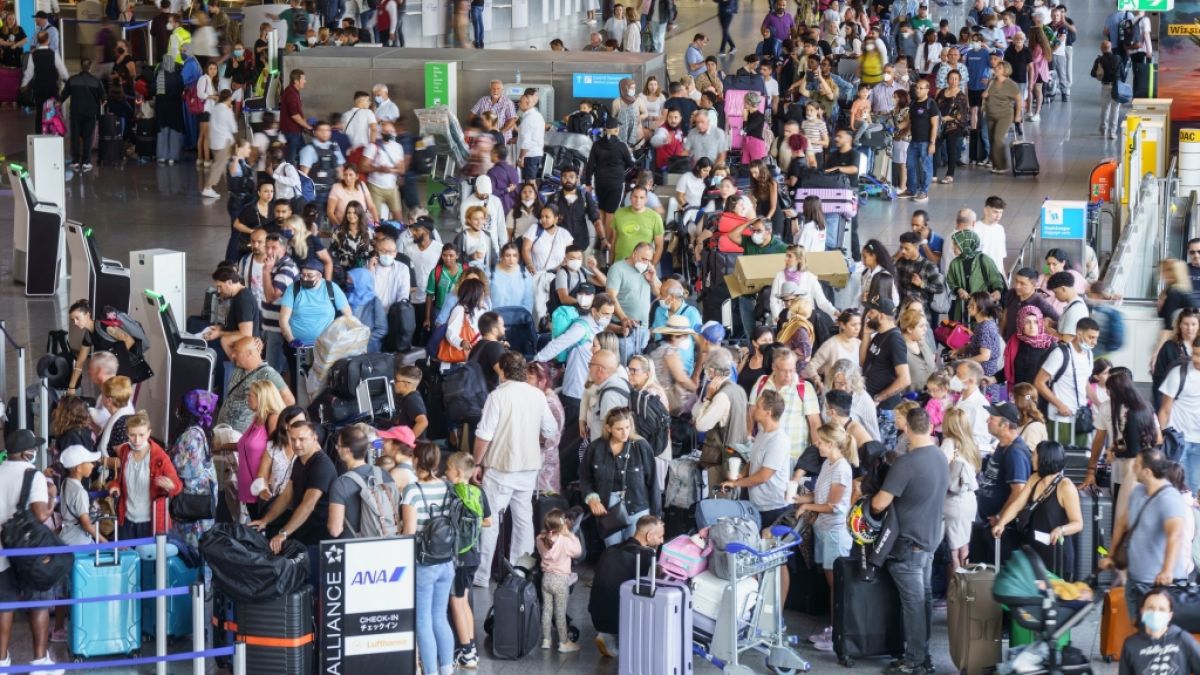 Chaos am Frankfurter Flughafen: Wegen des Verdi-Warnstreiks müssen Lufthansa-Passagiere ihre Reisepläne ändern. (Foto)