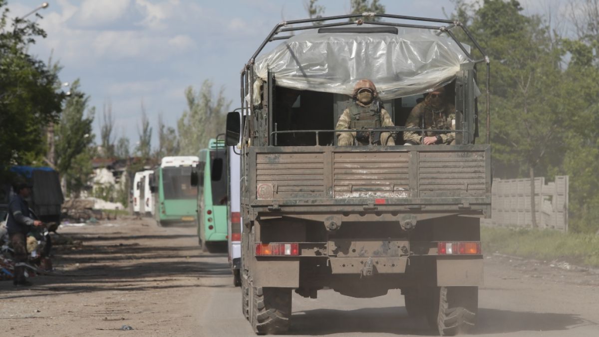 Fahrzeuge mit Angehörigen der ukrainischen Streitkräfte verlassen Mariupol Ende Mai. (Foto)