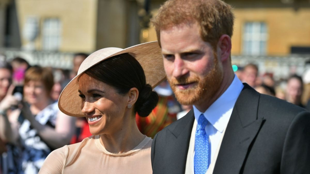 Meghan Markle und Prinz Harry geben sich in der Öffentlichkeit gern strahlend und verliebt - doch Insider prophezeien dem Paar bereits ein tränenreiches Ende. (Foto)