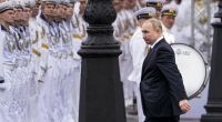 Wladimir Putin (r), Präsident von Russland, kommt zu der großen Marine-Parade an der Newa zum Tag der russischen Marine an.