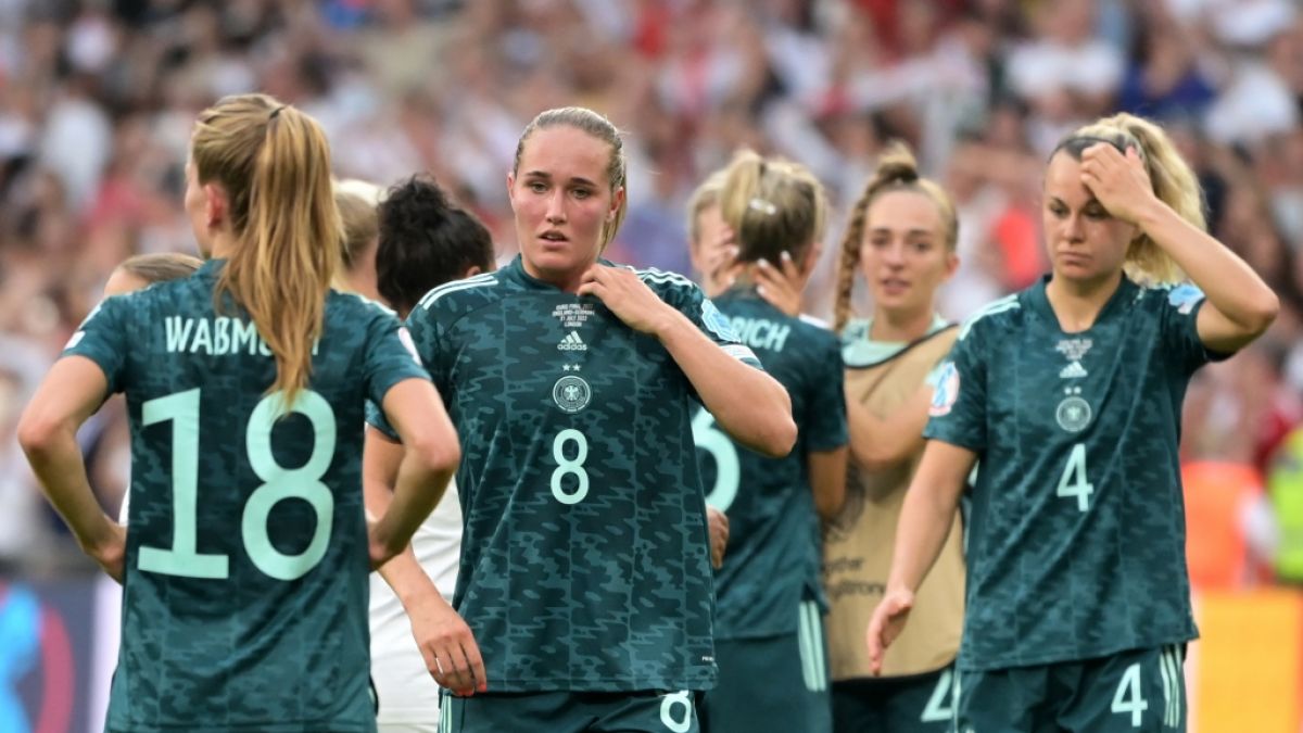 Enttäuschung pur: Die DFB-Frauen Tabea Waßmuth, Sydney Lohmann und Lena Lattwein (v.l.) haben nach dem verlorenen Finale gegen England den EM-Titel verpasst. (Foto)