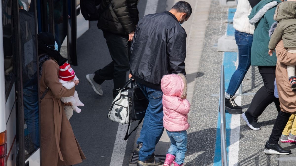 Flüchtlinge aus Griechenland kommen im April 2022 am Flughafen Hannover an. (Foto)