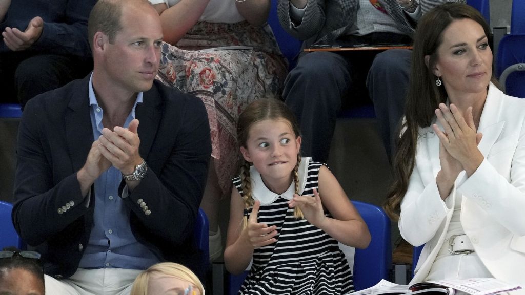 Während Mama und Papa höflich applaudieren, gehen mit Prinzessin Charlotte bei den Commonwealth Games 2022 die Pferde durch. (Foto)